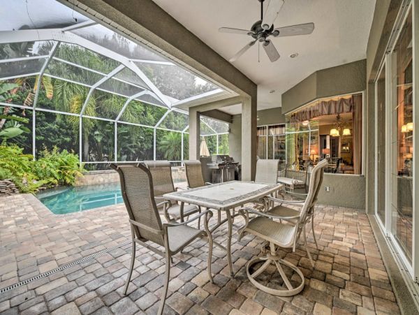 Elegant 3 Bedroom Vacation Home with Caged Pool in Valrico