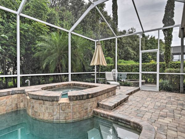 Elegant 3 Bedroom Vacation Home with Caged Pool in Valrico