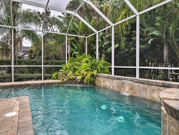 Elegant 3 Bedroom Vacation Home with Caged Pool in Valrico