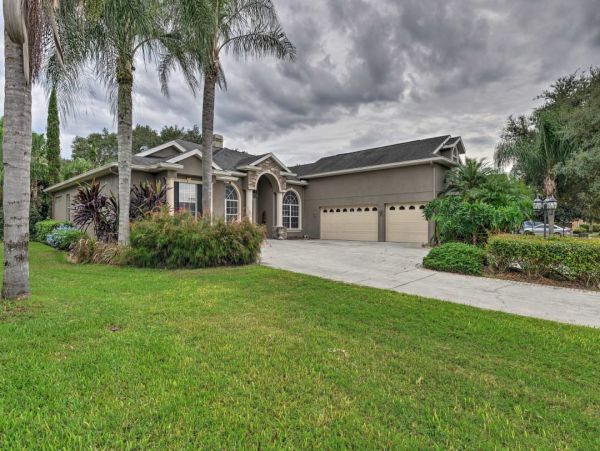 Elegant 3 Bedroom Vacation Home with Caged Pool in Valrico