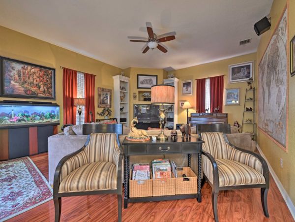 Elegant 3 Bedroom Vacation Home with Caged Pool in Valrico