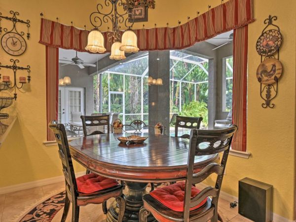 Elegant 3 Bedroom Vacation Home with Caged Pool in Valrico