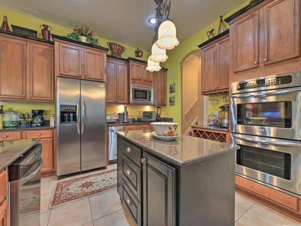 Elegant 3 Bedroom Vacation Home with Caged Pool in Valrico