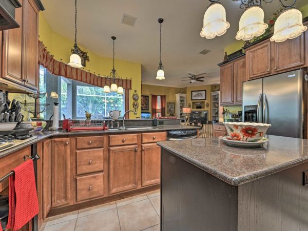 Elegant 3 Bedroom Vacation Home with Caged Pool in Valrico