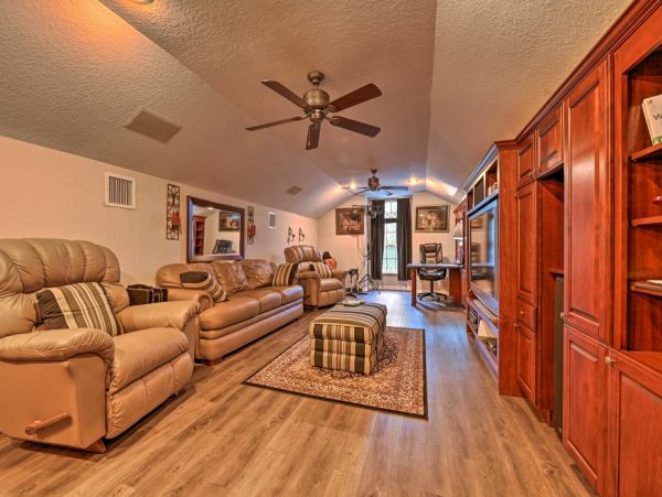 Elegant 3 Bedroom Vacation Home with Caged Pool in Valrico