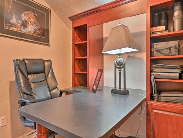 Elegant 3 Bedroom Vacation Home with Caged Pool in Valrico