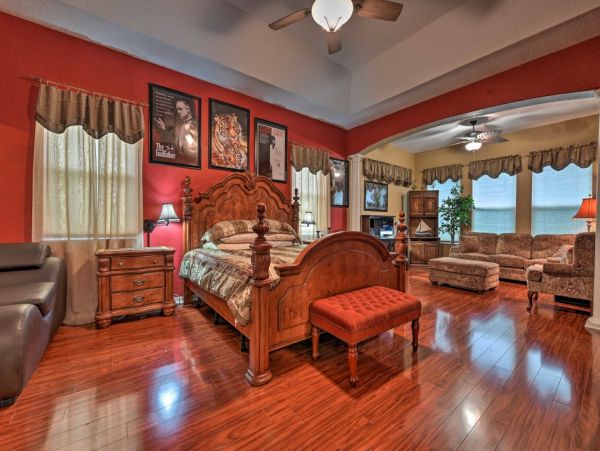Elegant 3 Bedroom Vacation Home with Caged Pool in Valrico