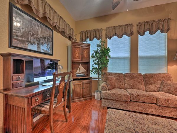 Elegant 3 Bedroom Vacation Home with Caged Pool in Valrico