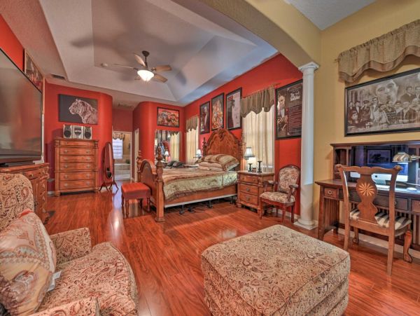 Elegant 3 Bedroom Vacation Home with Caged Pool in Valrico