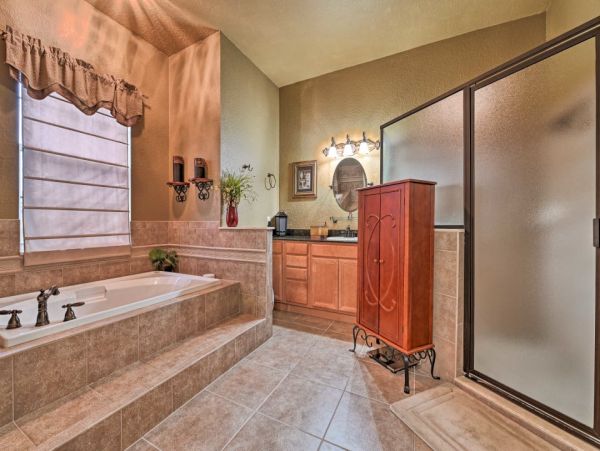 Elegant 3 Bedroom Vacation Home with Caged Pool in Valrico