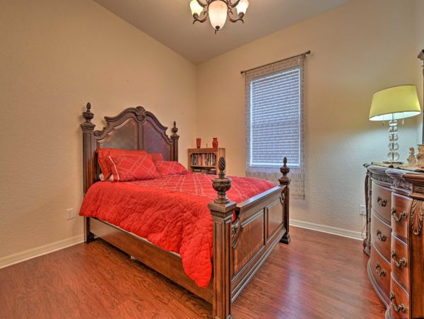 Elegant 3 Bedroom Vacation Home with Caged Pool in Valrico