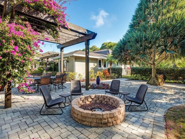 Naples vacation home 3 blocks to beach