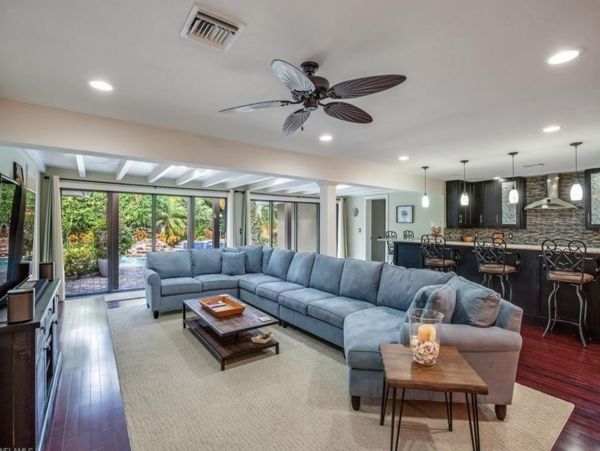 Naples vacation home 3 blocks to beach