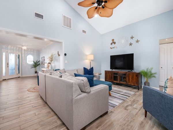 Gorgeous 4 Bedroom Pool Home in Bradenton - Eight Guests