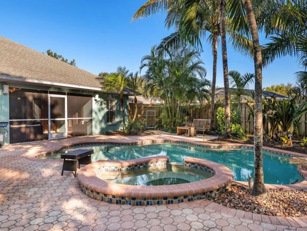 Gorgeous 4 Bedroom Pool Home in Bradenton - Eight Guests