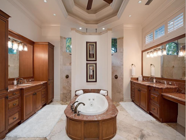 Luxury 5 BR+Den Estate in Olde Naples 5 Houses to Beach