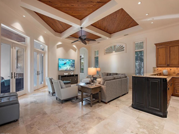 Luxury 5 BR+Den Estate in Olde Naples 5 Houses to Beach