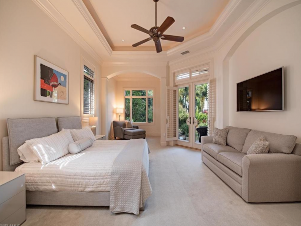 Luxury 5 BR+Den Estate in Olde Naples 5 Houses to Beach