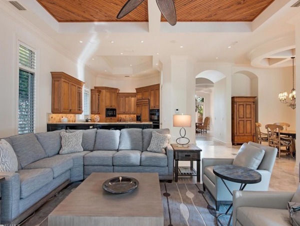 Luxury 5 BR+Den Estate in Olde Naples 5 Houses to Beach