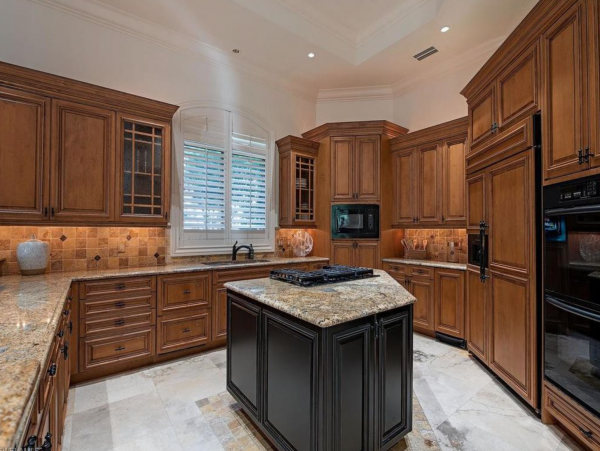 Luxury 5 BR+Den Estate in Olde Naples 5 Houses to Beach