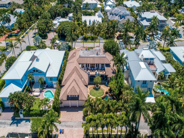 Luxury 5 BR+Den Estate in Olde Naples 5 Houses to Beach