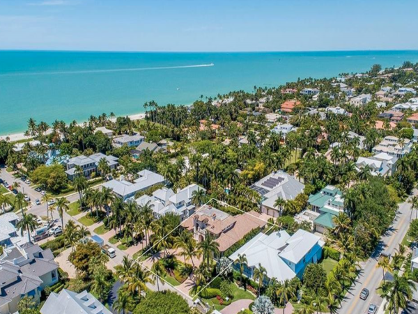 Luxury 5 BR+Den Estate in Olde Naples 5 Houses to Beach