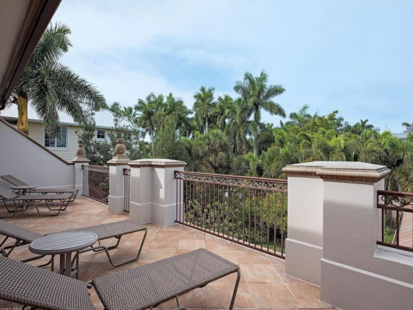 Luxury 5 BR+Den Estate in Olde Naples 5 Houses to Beach
