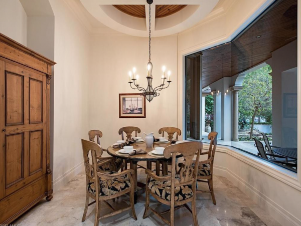 Luxury 5 BR+Den Estate in Olde Naples 5 Houses to Beach