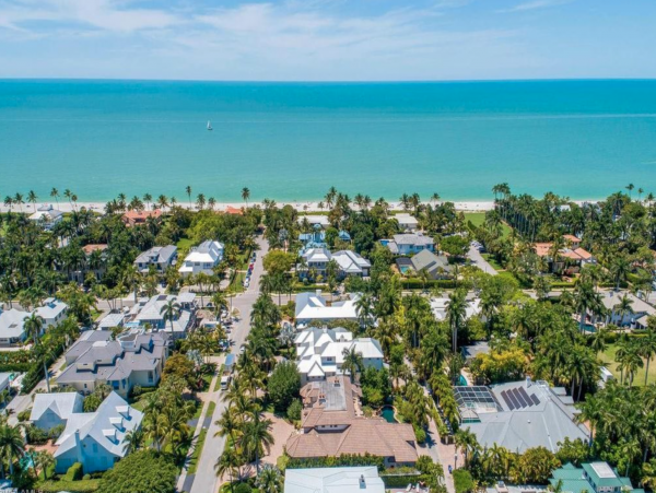 Luxury 5 BR+Den Estate in Olde Naples 5 Houses to Beach