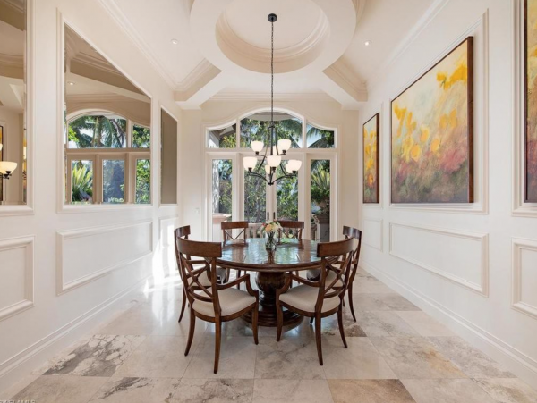 Luxury 5 BR+Den Estate in Olde Naples 5 Houses to Beach