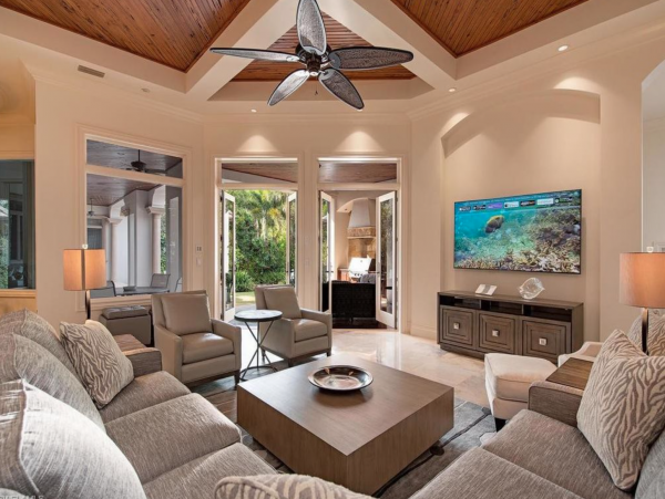 Luxury 5 BR+Den Estate in Olde Naples 5 Houses to Beach