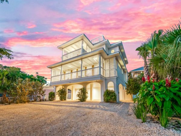 Walk to Beach Siesta Key Vacation Home 6 Bedroom with Pool