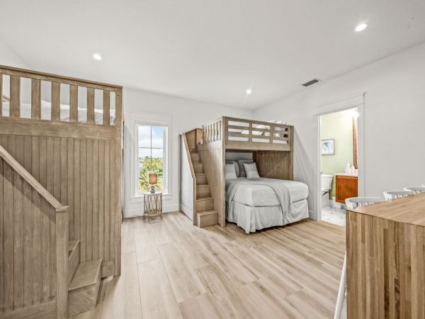 Walk to Beach Siesta Key Vacation Home 6 Bedroom with Pool