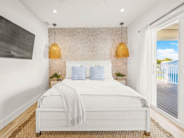 Walk to Beach Siesta Key Vacation Home 6 Bedroom with Pool