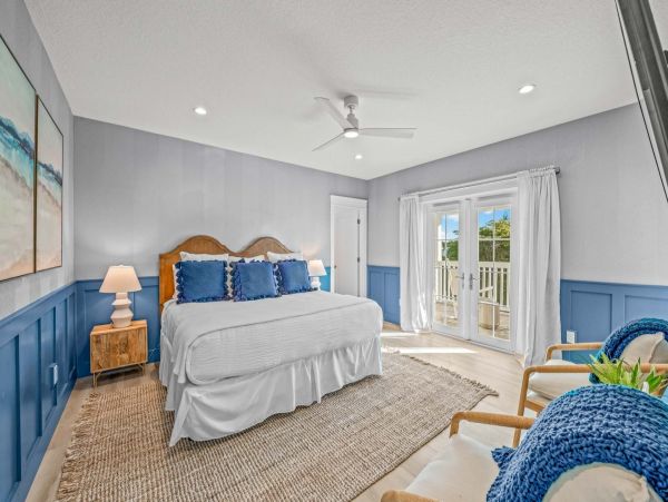 Walk to Beach Siesta Key Vacation Home 6 Bedroom with Pool