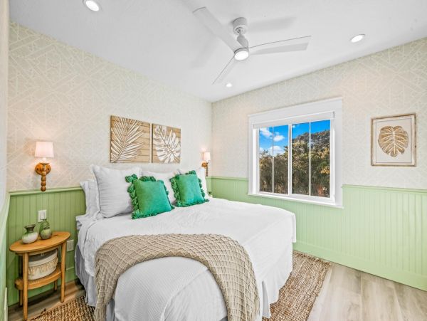 Walk to Beach Siesta Key Vacation Home 6 Bedroom with Pool