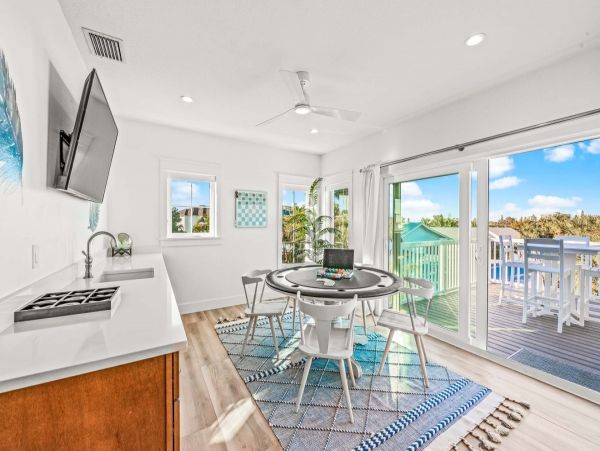 Walk to Beach Siesta Key Vacation Home 6 Bedroom with Pool