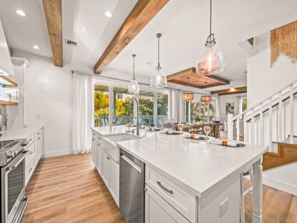 Walk to Beach Siesta Key Vacation Home 6 Bedroom with Pool