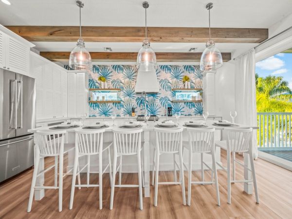 Walk to Beach Siesta Key Vacation Home 6 Bedroom with Pool