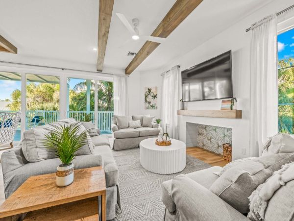 Walk to Beach Siesta Key Vacation Home 6 Bedroom with Pool