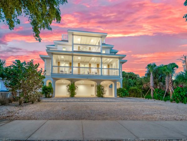 Walk to Beach Siesta Key Vacation Home 6 Bedroom with Pool