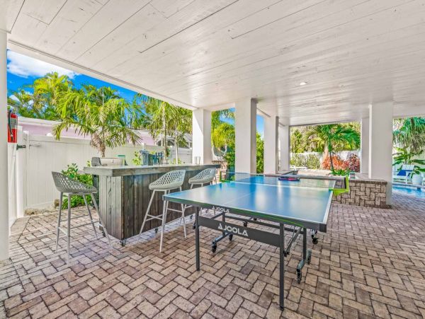 Walk to Beach Siesta Key Vacation Home 6 Bedroom with Pool