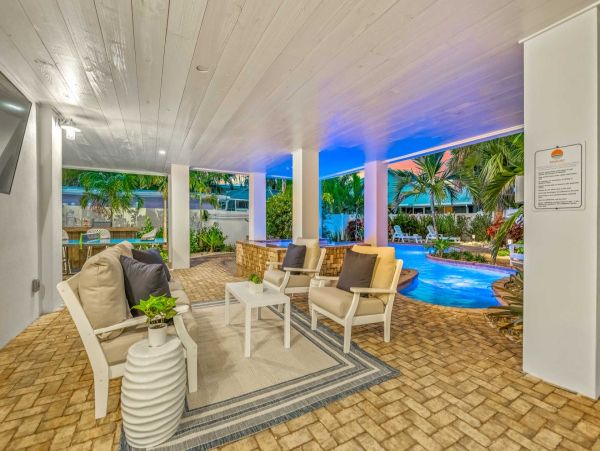 Walk to Beach Siesta Key Vacation Home 6 Bedroom with Pool