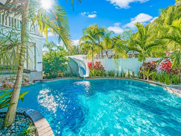 Walk to Beach Siesta Key Vacation Home 6 Bedroom with Pool