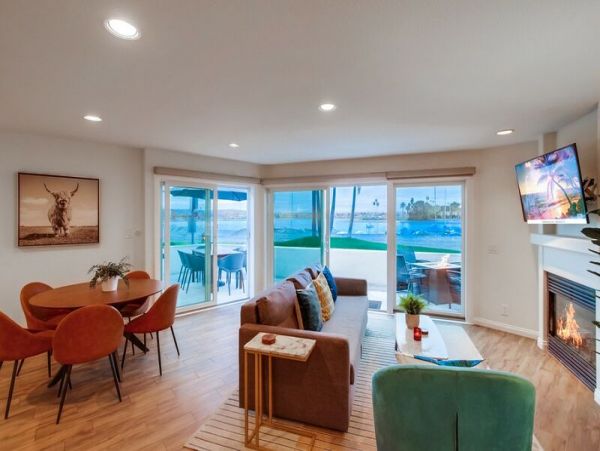 Cozy Bay Front Mission Beach 3 Bedroom Townhome
