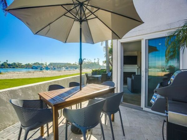 Cozy Bay Front Mission Beach 3 Bedroom Townhome