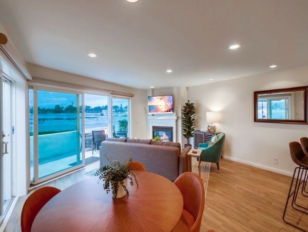 Cozy Bay Front Mission Beach 3 Bedroom Townhome