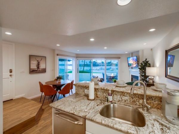 Cozy Bay Front Mission Beach 3 Bedroom Townhome