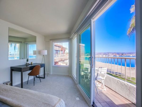 Cozy Bay Front Mission Beach 3 Bedroom Townhome