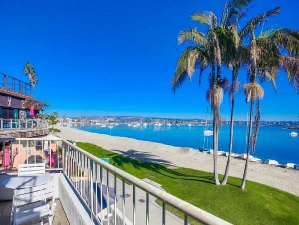 Cozy Bay Front Mission Beach 3 Bedroom Townhome